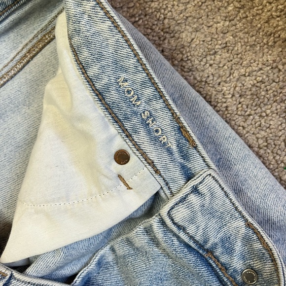 American Eagle Women's Size 14Distressed Cuffed Mom Jean Shorts Light Wash Blue - Picture 8 of 9